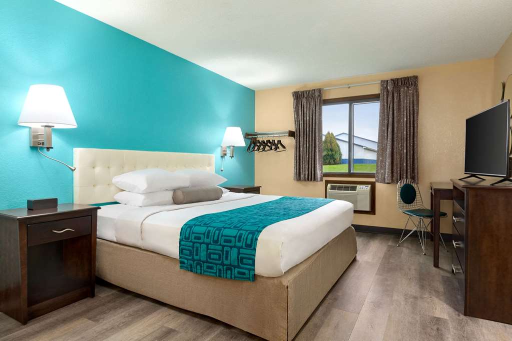 Howard Johnson by Wyndham Waterloo Cedar Falls - photo 32