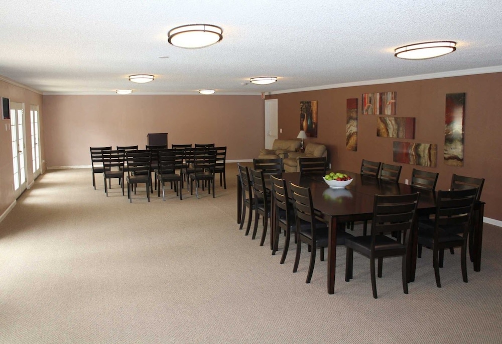 California Suites Hotel - photo 33