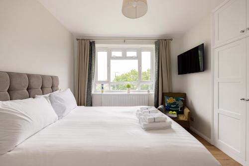 PenthouseStays Wimbledon Chic 2 Bedroom King Bed Apartment with Balcony 2 mins from Wimbledon Tennis Club and Museum AELTC — 4-Star Luxury Hotel in London, United Kingdom
