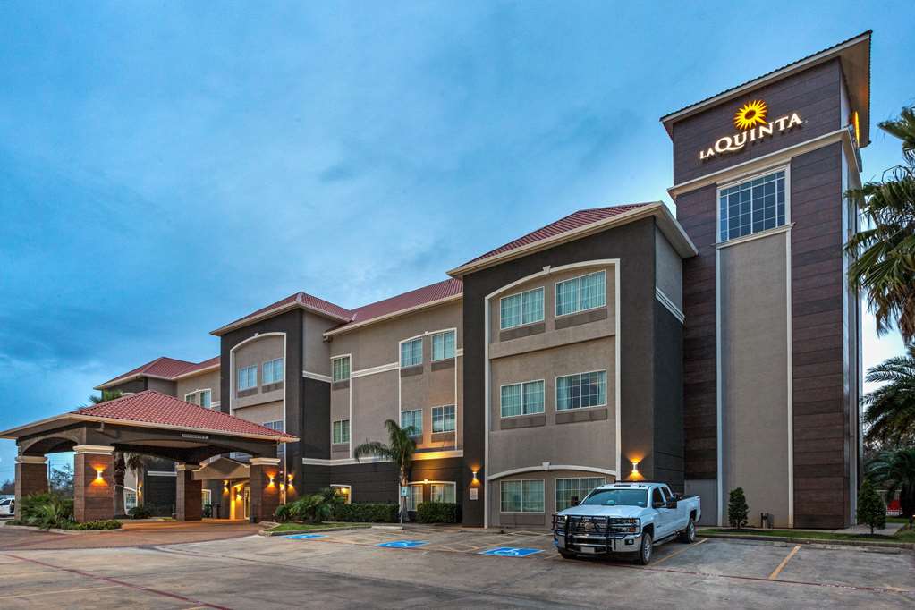 La Quinta Inn & Suites by Wyndham Alvin - photo 2