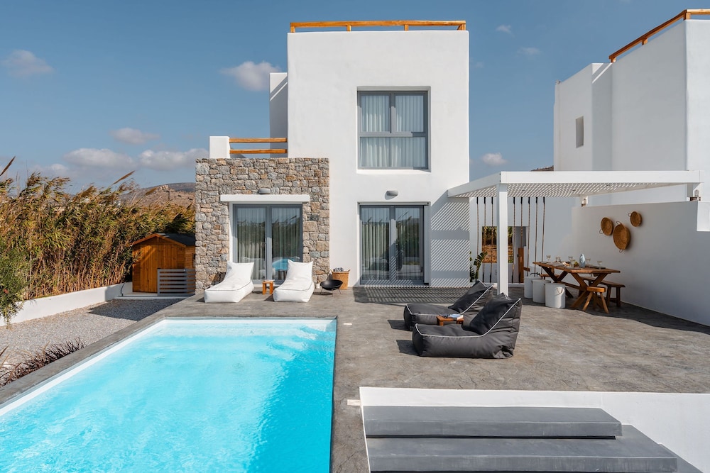 Villa Ama Plaka With 3 Bedrooms and 3 Bathrooms — 4-Star Luxury Hotel in Naxos, Greece