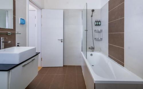 Kifahari Two bedroom duplex apartment pool gym steam & sauna