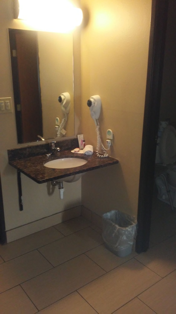 Quality Inn Elkhart - photo 13