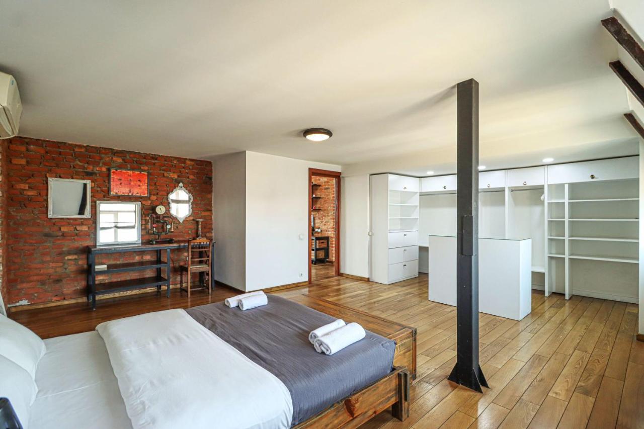 Vintage Mezzanine Apt in City Center By Wehost