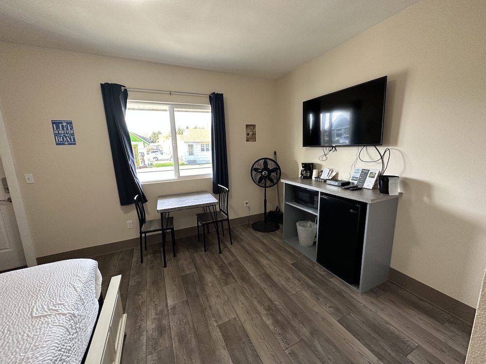 The Coastal Inn and Suites - photo 42