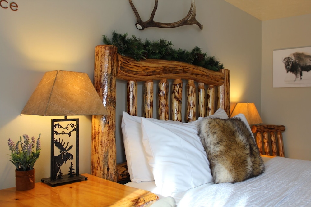 The Evergreen — hotel near Yellowstone Airport
