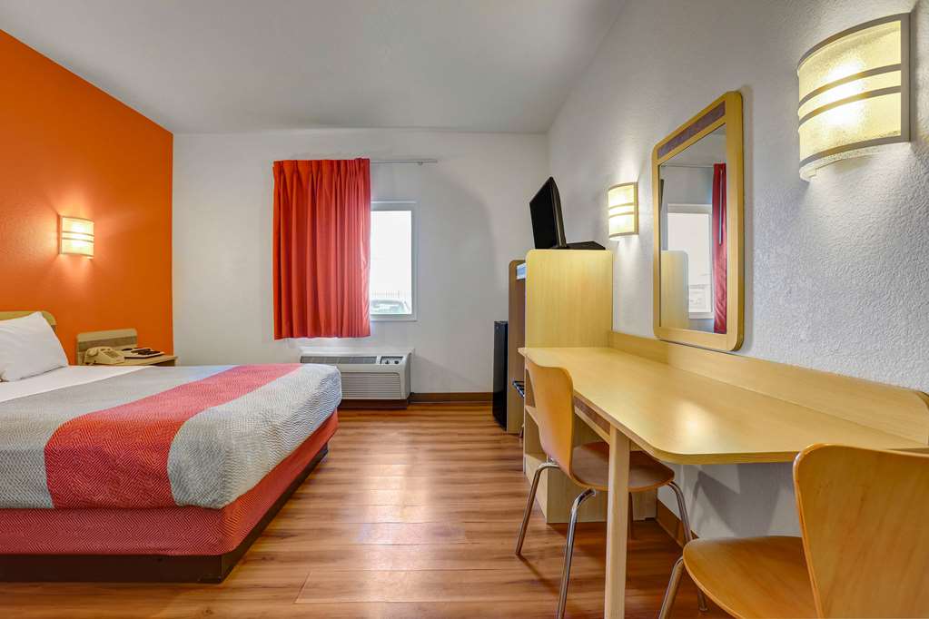Howard Johnson by Wyndham Lemoore - photo 9