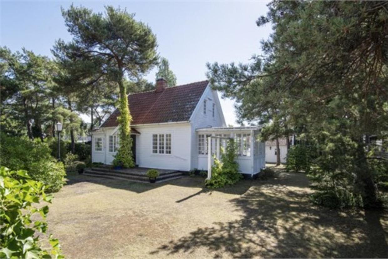 Summer house close to the beach with 12 beds — 4-Star Luxury Hotel in Hoellviken, Sweden