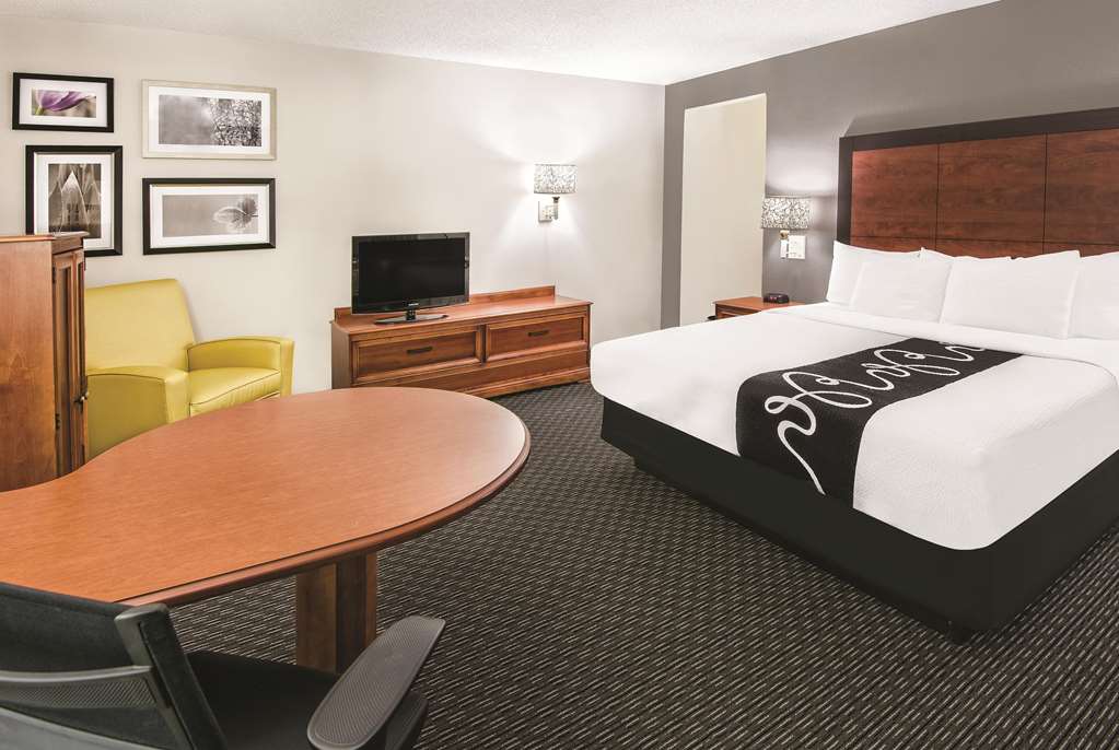 La Quinta Inn & Suites by Wyndham San Antonio Riverwalk - photo 16