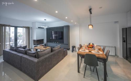 VILLA ISIDA Private Mini Pool 5'walk to the Beach — 4-Star Luxury Hotel in Nea Makri, Greece