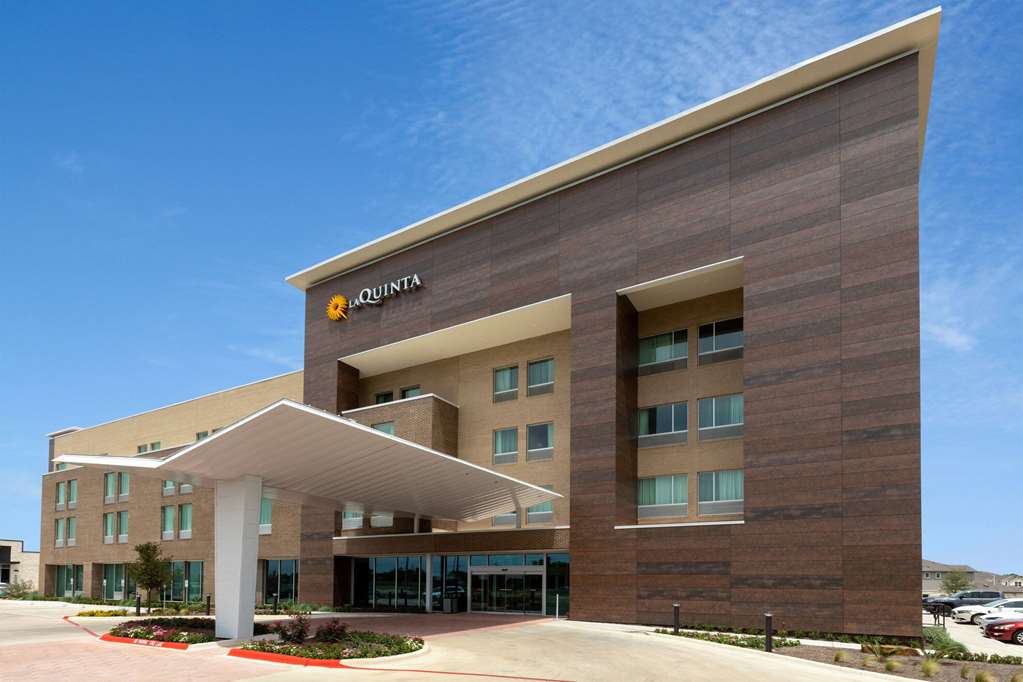 La Quinta Inn & Suites by Wyndham Round Rock near Kalahari - featured photo