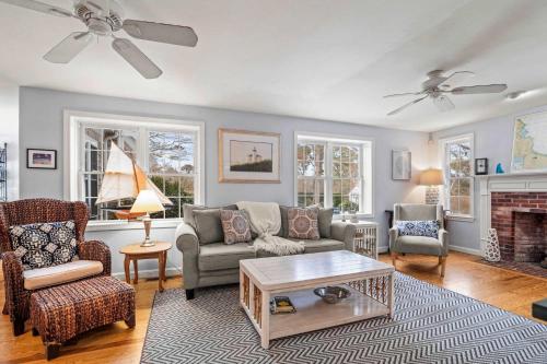 Cozy Bungalow Close to Downtown — 4-Star Luxury Hotel in Harwich, United States