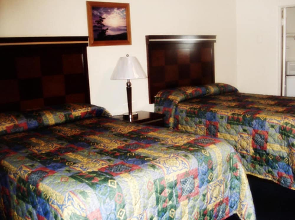 Deluxe Inn Of Roswell - photo 10