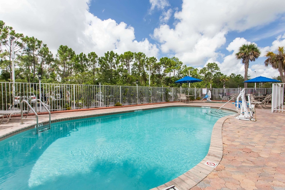 Days Inn & Suites by Wyndham Fort Pierce I 95 - photo 12