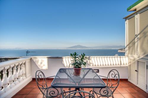 Holiday House Aura Sea View — 4-Star Luxury Hotel in Sorrento, Italy