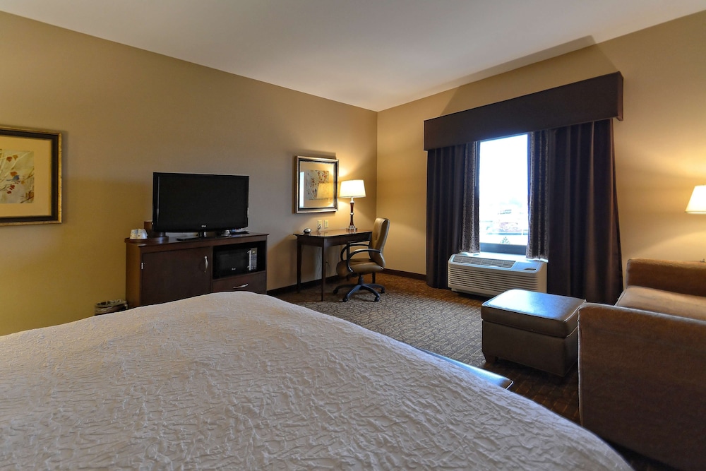 Hampton Inn Geneseo - photo 20