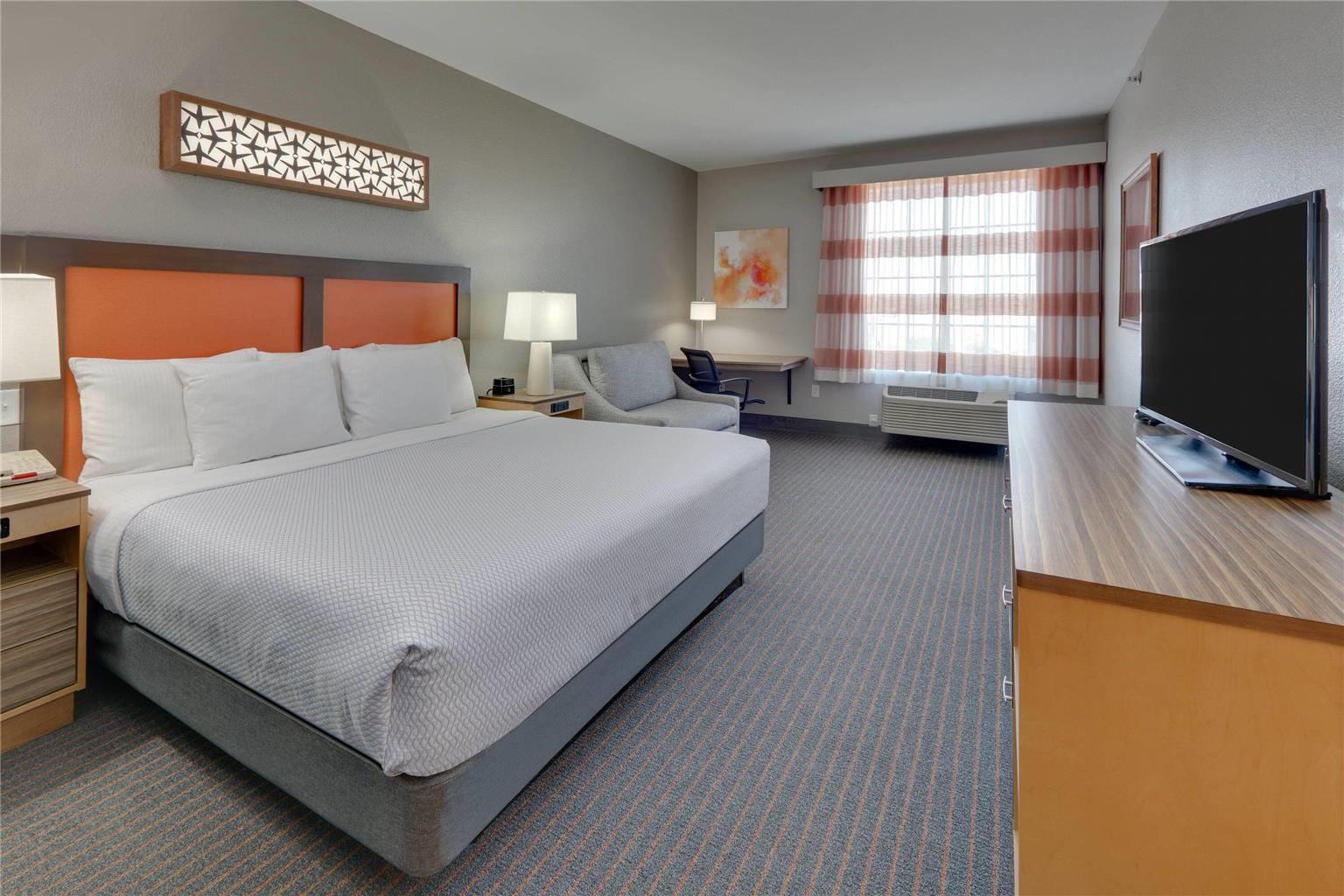 La Quinta Inn & Suites by Wyndham Dallas Love Field - photo 20