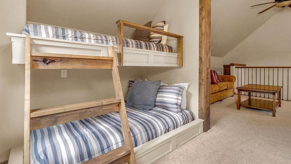 Caldera Cabin 6 — 4-Star Luxury Hotel in Sunriver, United States