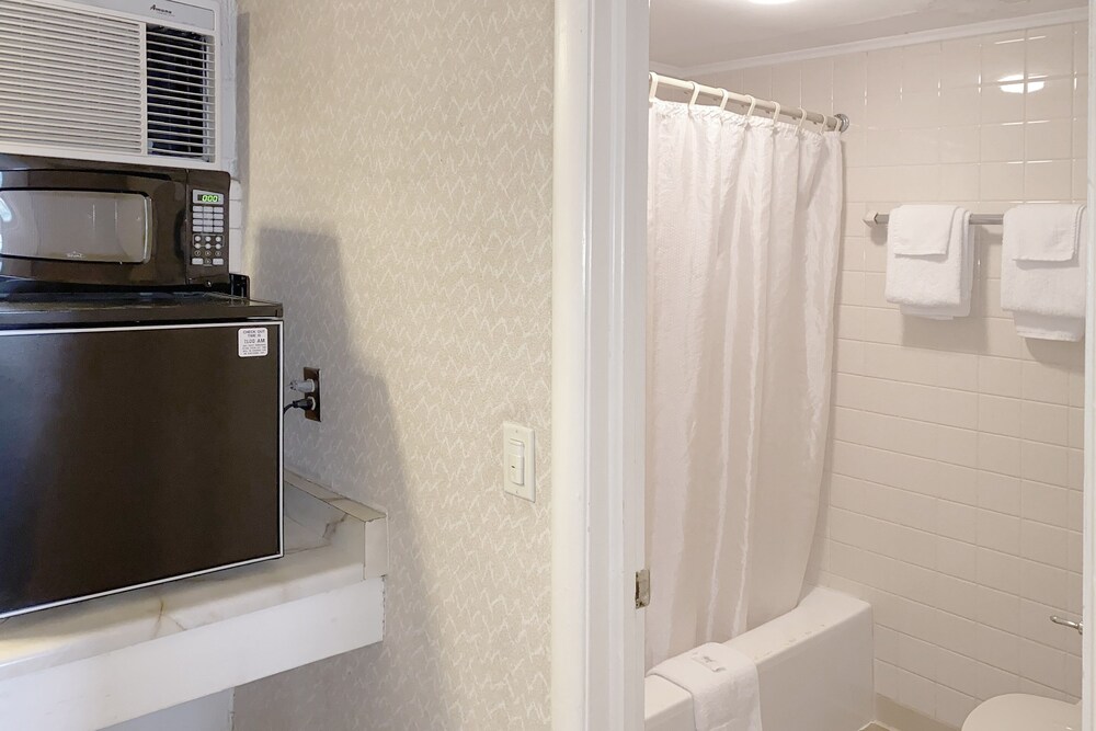 OYO Hotel Mauldin SC South Main Street - photo 22