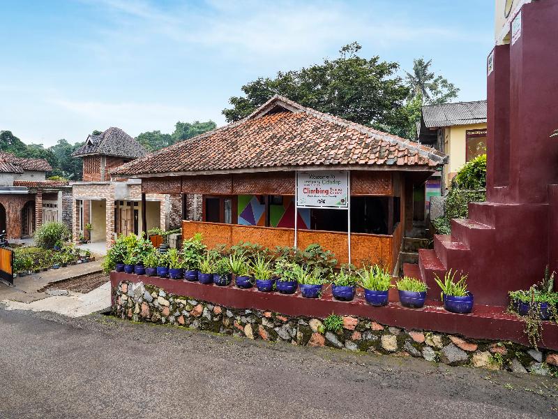 90917 Ecotourismgeoparkpadalaranghomestay - carbon neutral hotel in Cimahi
