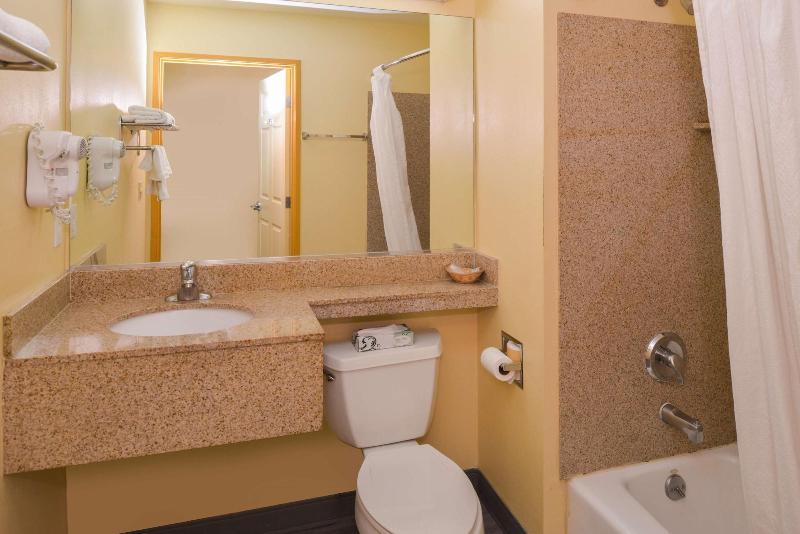 H3 Inn & Suites LAX Airport - photo 11