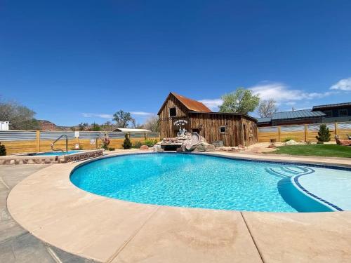Timber & Tin B 1Bed 1Bath w Pool & Rooftop Deck in Kanab, United States