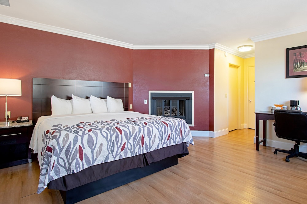 Red Roof Inn & Suites Monterey - photo 9