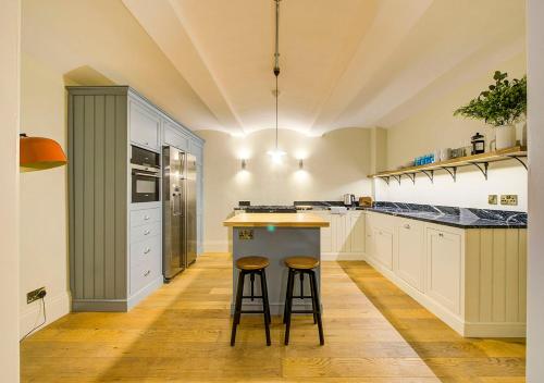 Super central Edinburgh Castle basement — 4-Star Luxury Hotel in Edinburgh, United Kingdom