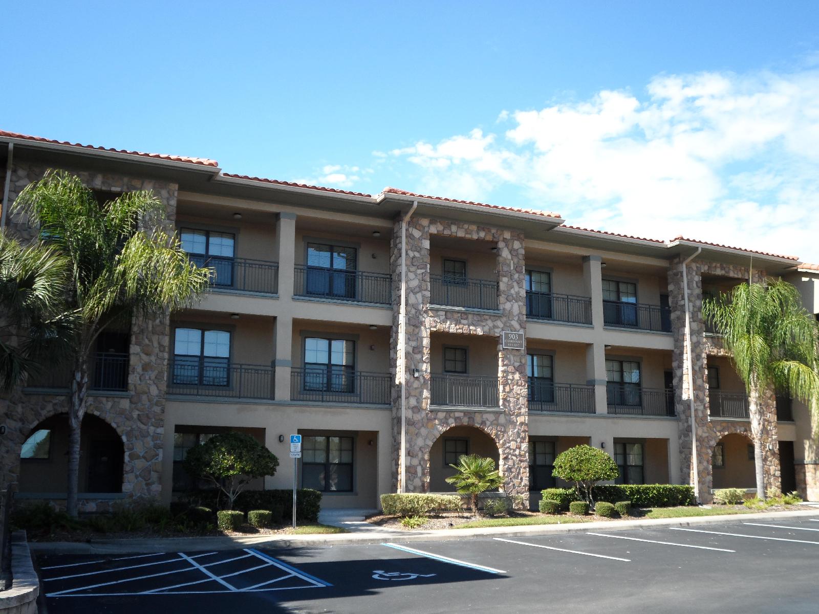 Bella Piazza - carbon neutral hotel in Davenport