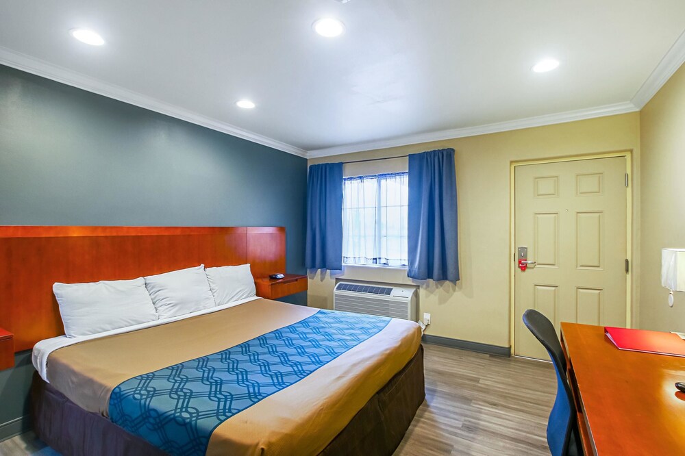 Econo Lodge San Bernardino I 215 - photo 12