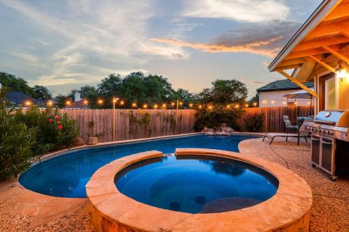 Luxurious Oasis w Serene Pool Games & Fire pit in San Antonio, United States