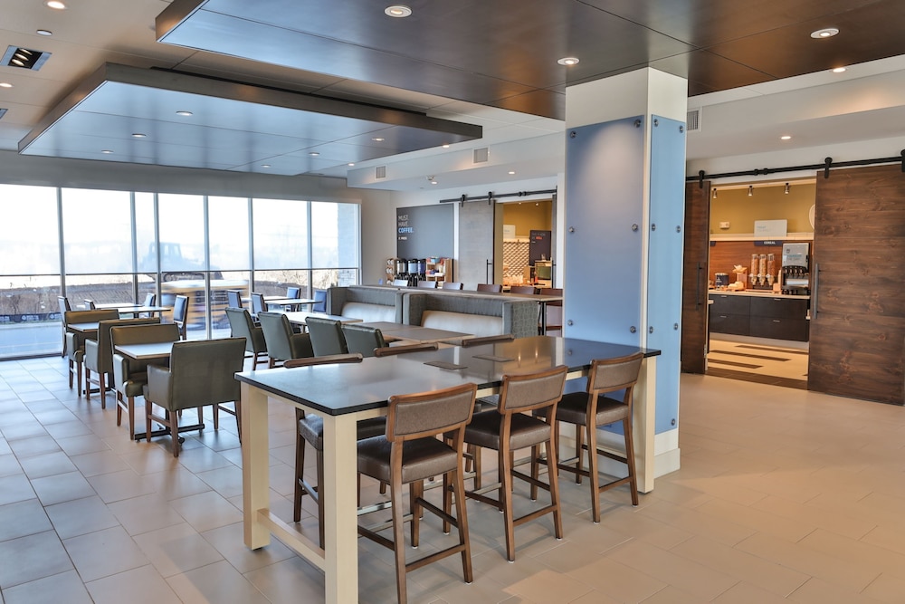 Holiday Inn Express & Suites Nashville Metrocenter Downtown by IHG - photo 64