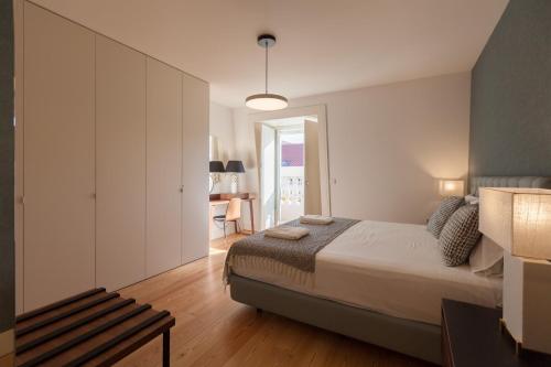 FLH Praça Comércio Stylish Apartment with Balcony — 4-Star Luxury Hotel in Lisbon, Portugal