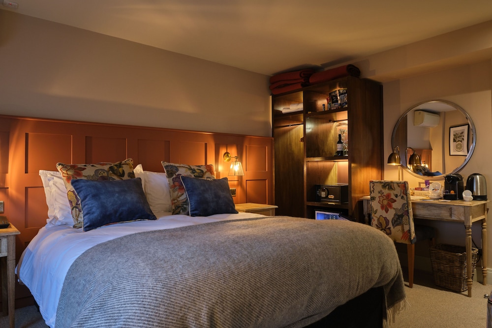 The Bear Hotel — hotel in Esher