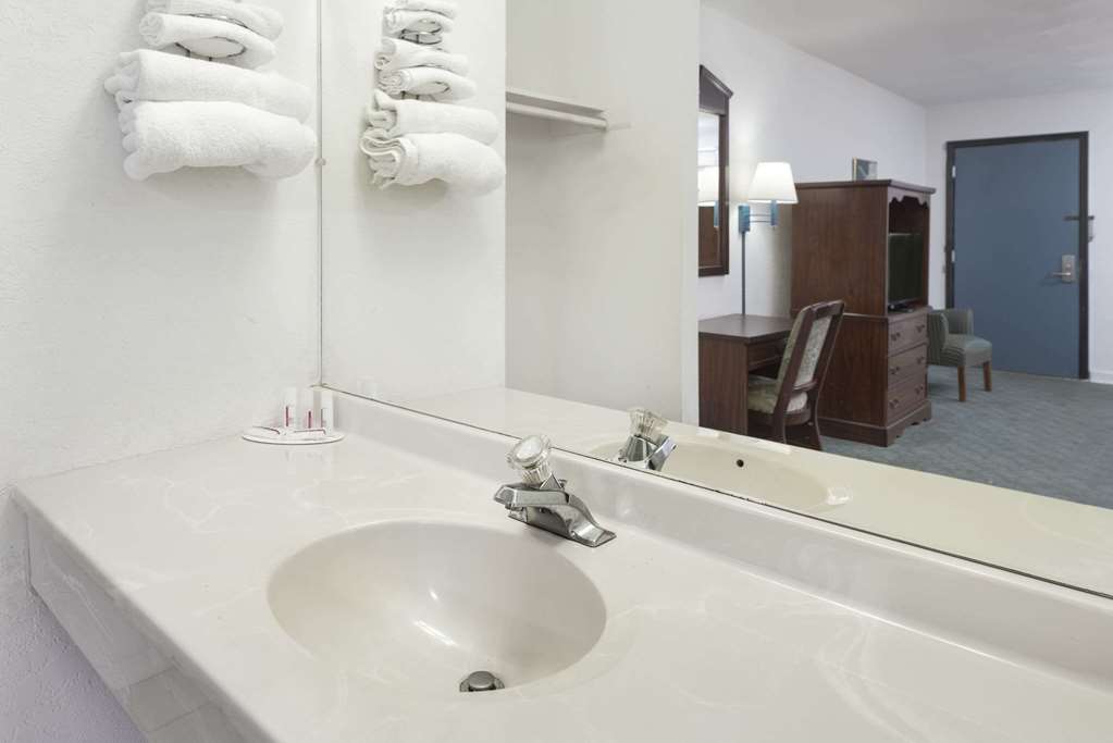 Super 8 by Wyndham Taylorville IL - photo 12