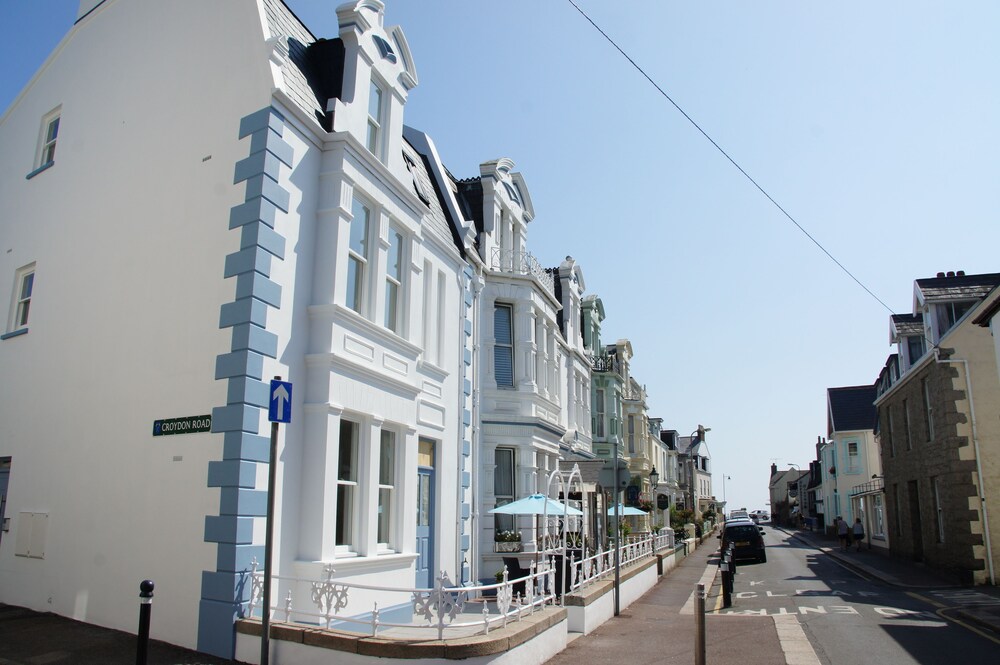 Les Volets Bleus - last minute hotel in Le Perreon