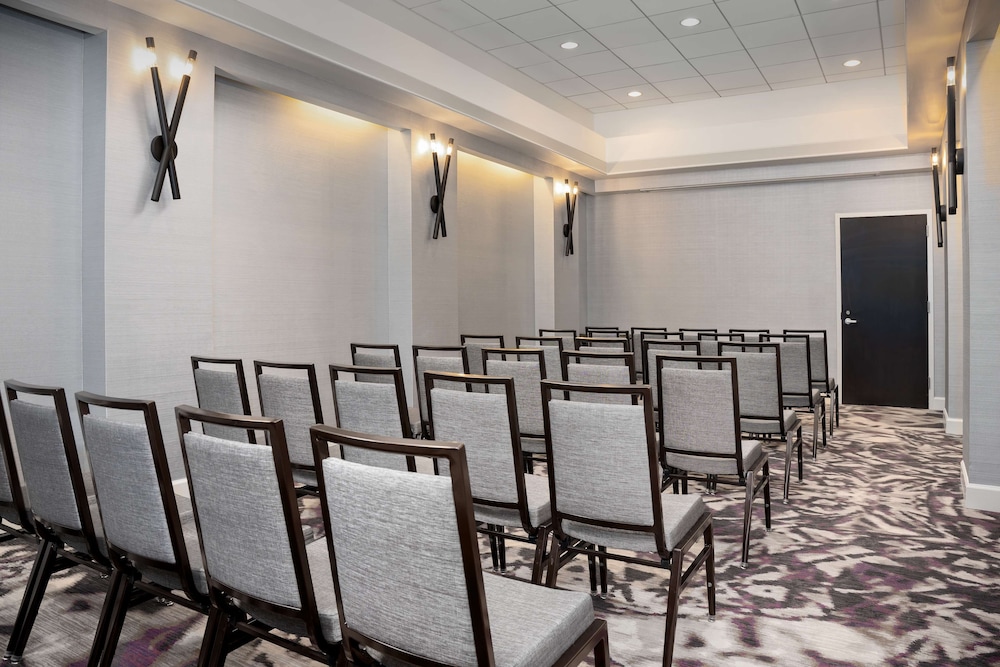 Embassy Suites by Hilton Crystal City National Airport - photo 41