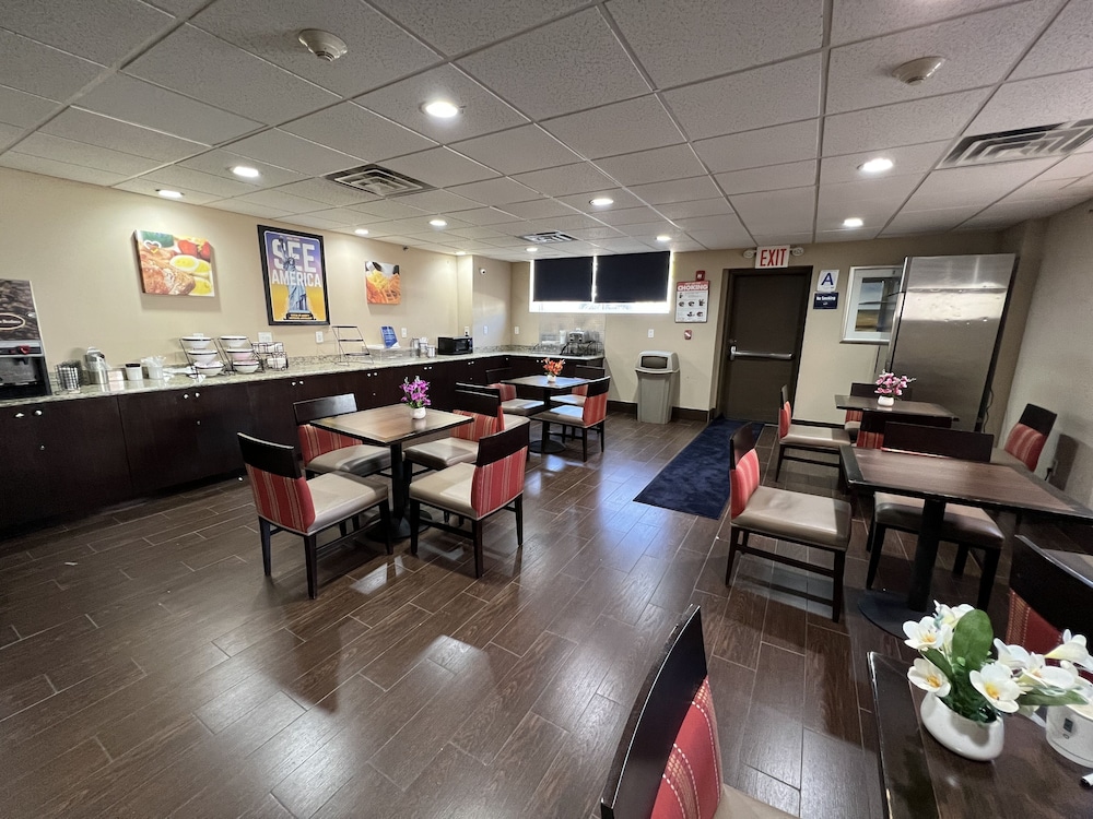 Travelodge by Wyndham Ozone Park - photo 17
