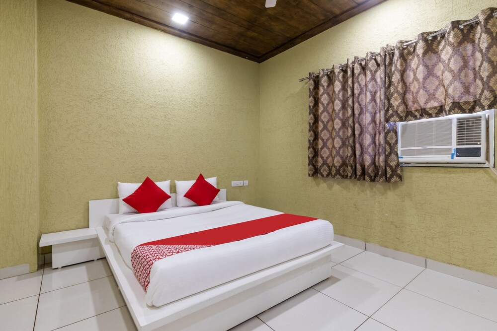 OYO 27653 Savoy Suites