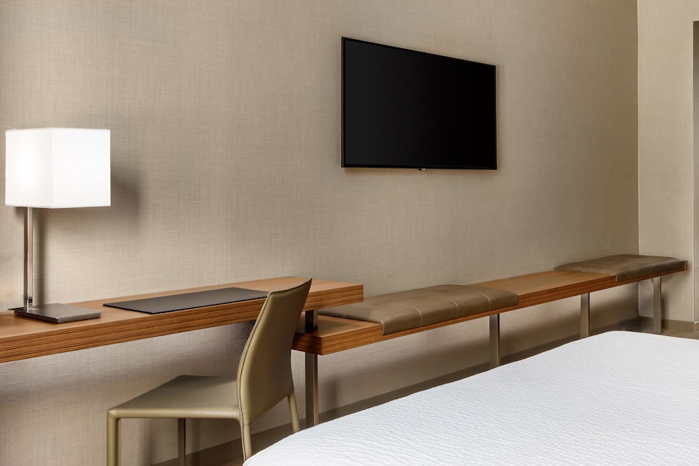 AC Hotel by Marriott San Francisco Airport Oyster Point Waterfront - photo 4