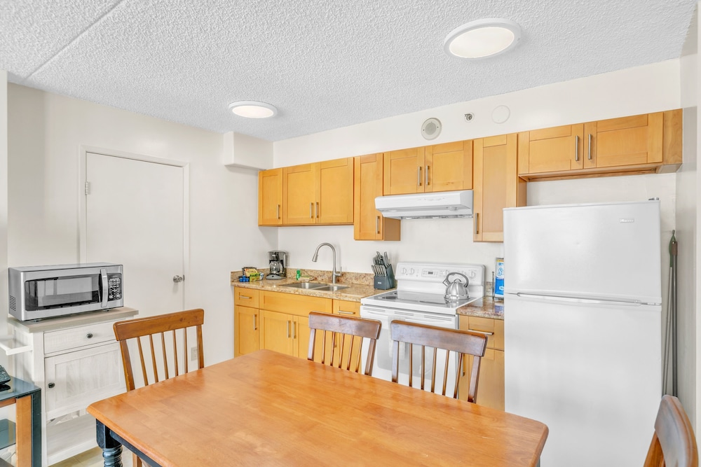 Standard Ocean View Condo 35th floor views Free parking & Wifi by Koko Resort Vacation Rentals Honolulu - photo 13