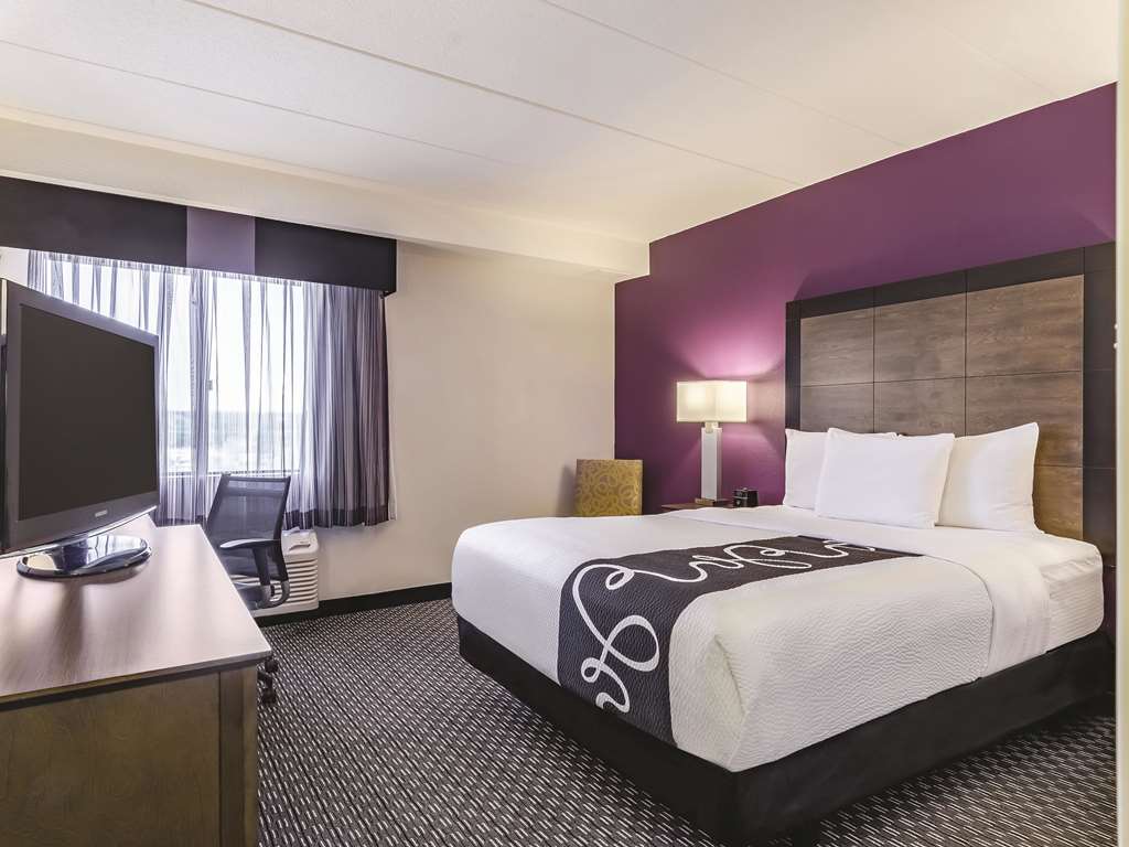 La Quinta Inn & Suites by Wyndham Warwick Providence Airport - photo 29