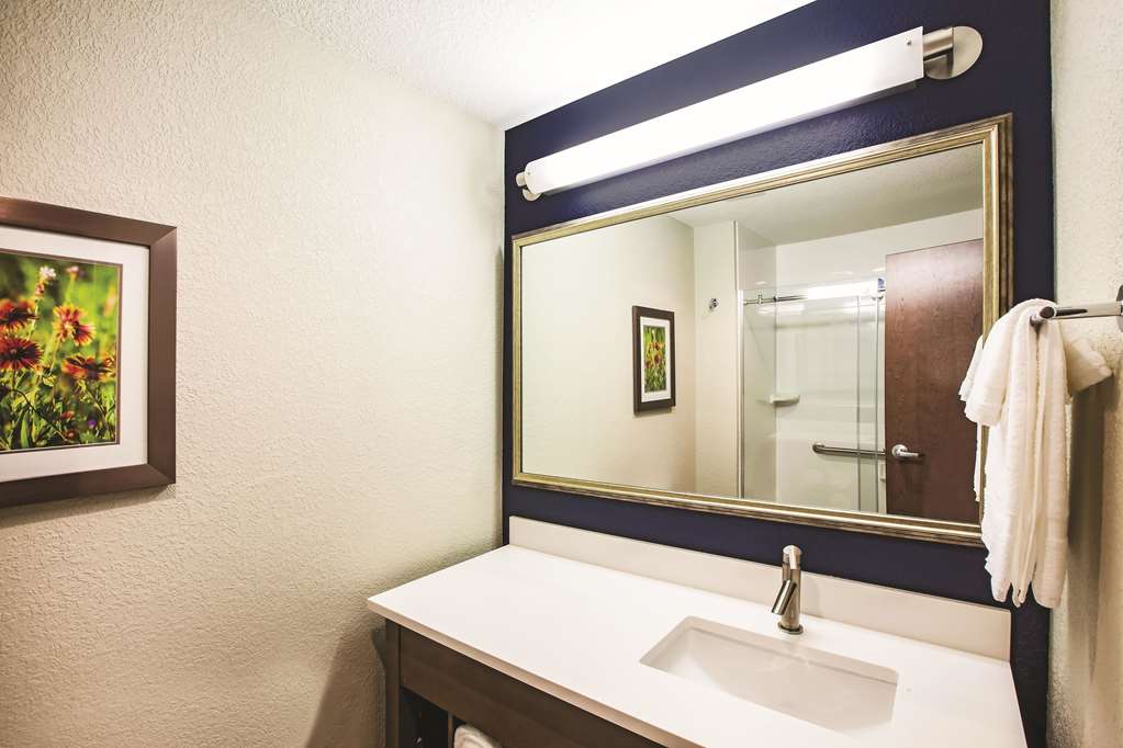 La Quinta Inn & Suites by Wyndham Wichita Northeast - photo 11