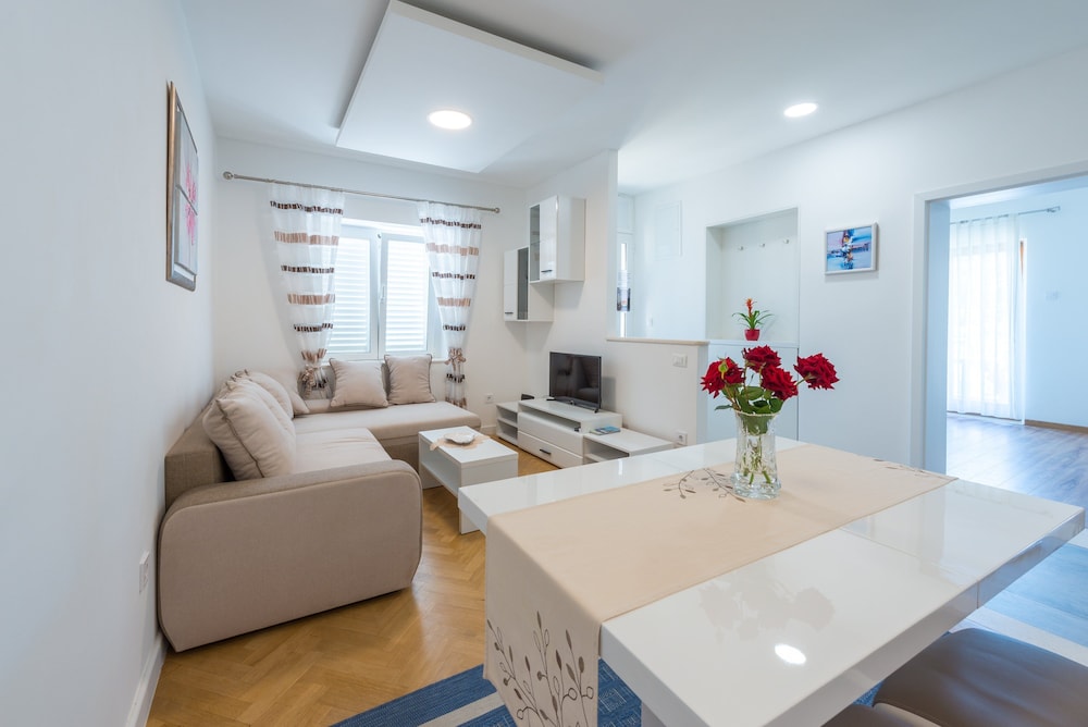 Apartments Lucija Two Bedroom Apartment With Balcony and Sea View
