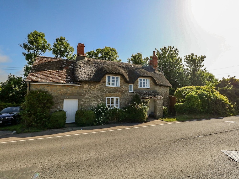 Alice's Cottage — 4-Star Luxury Hotel in Bridport, United Kingdom