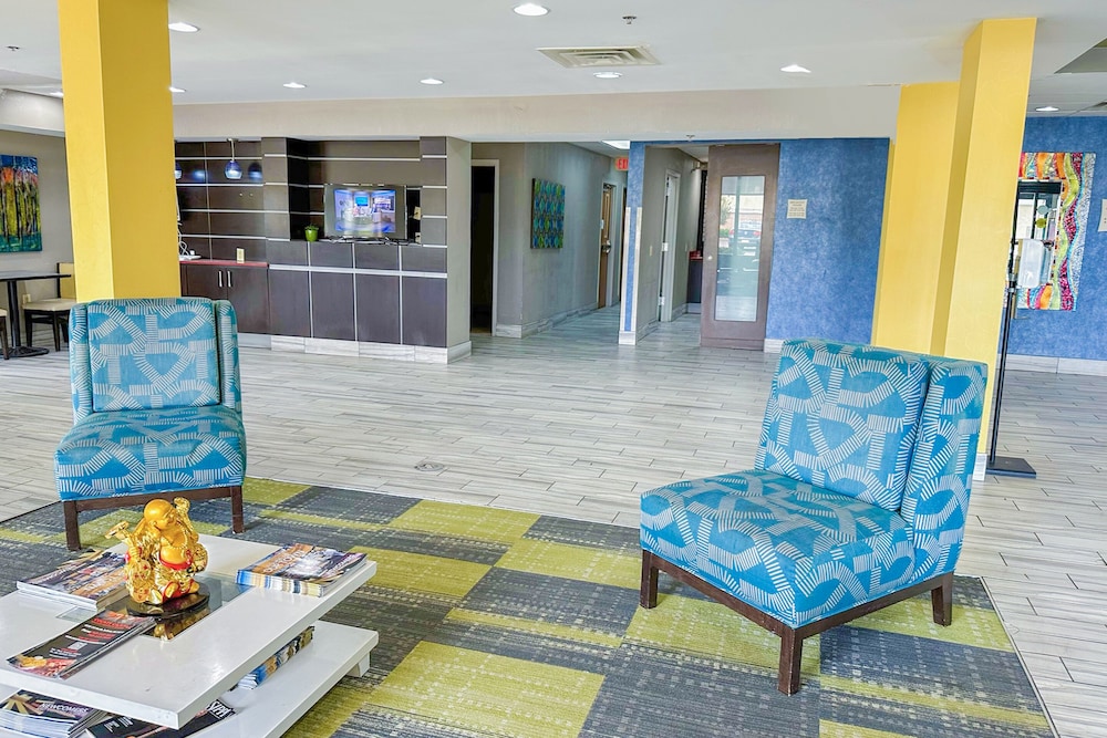 La Quinta Inn & Suites by Wyndham Jackson North - photo 3