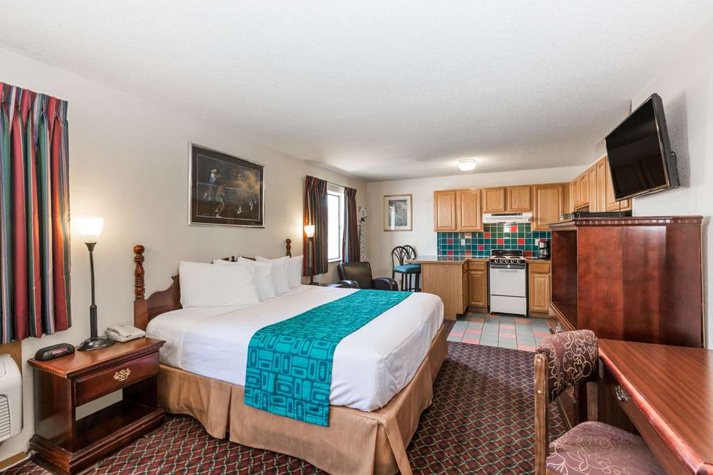 Howard Johnson by Wyndham Wichita Airport - photo 14