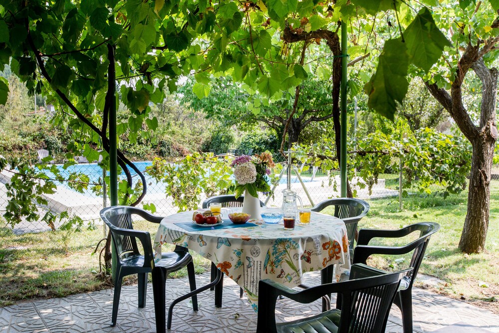 Villa Piedralaves aMatalasviñas piscina 4 viviendas — 4-Star Luxury Hotel in Piedralaves, Spain