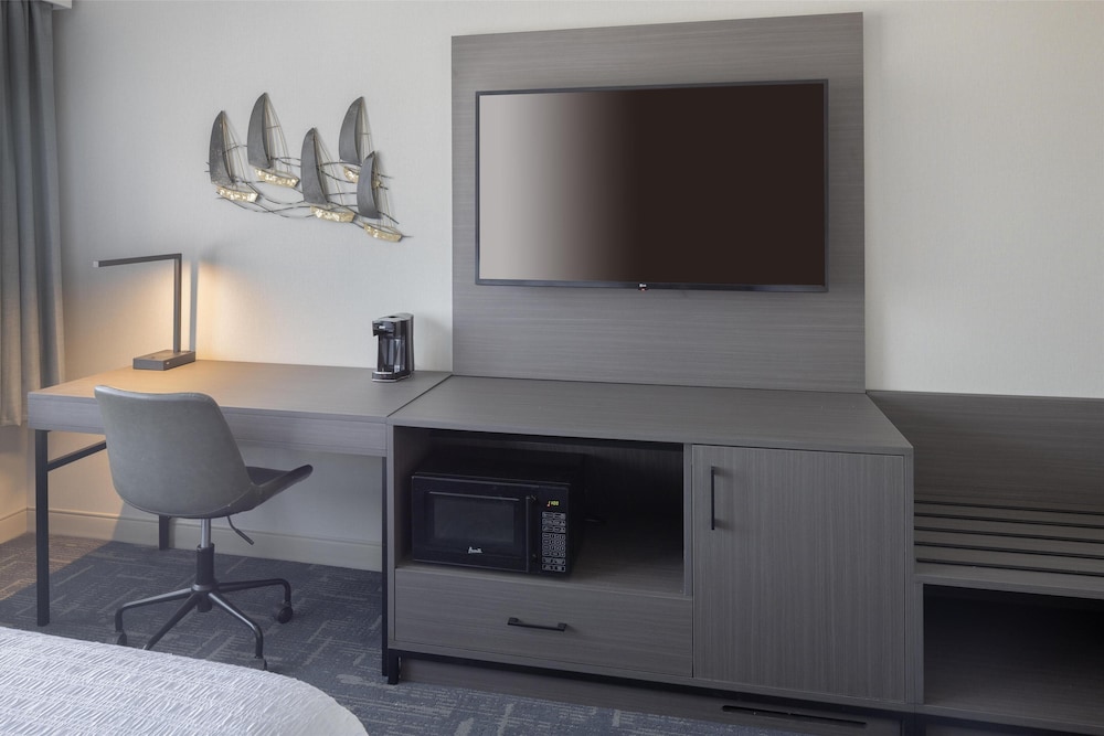 Hampton Inn & Suites Portsmouth Downtown - photo 10