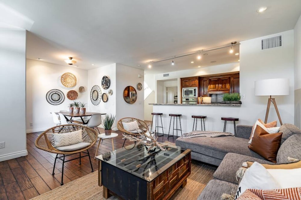 Your Home in San Diego Two Car Garage — 4-Star Luxury Hotel in San Diego, United States
